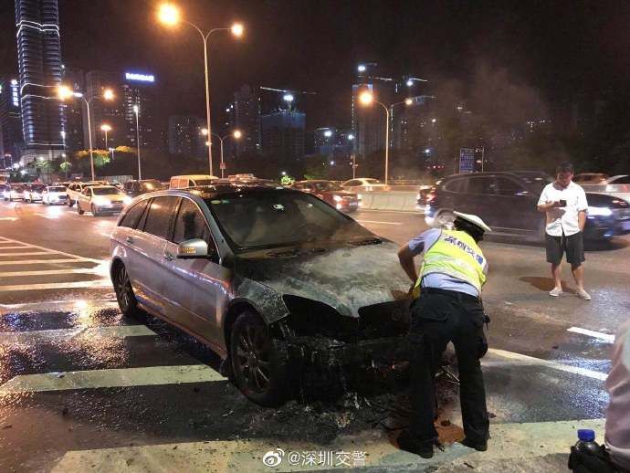  紧急|车辆自燃 ，交警紧急扑救