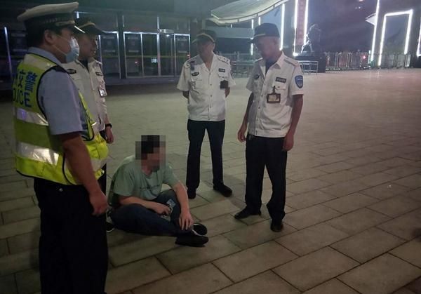  出租车|凌晨“出租车司机”抓伤交警被众人制伏 原来驾驶的还是套牌车