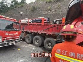  驾驶员|司机追尾被困车内，消防员来了这样做……