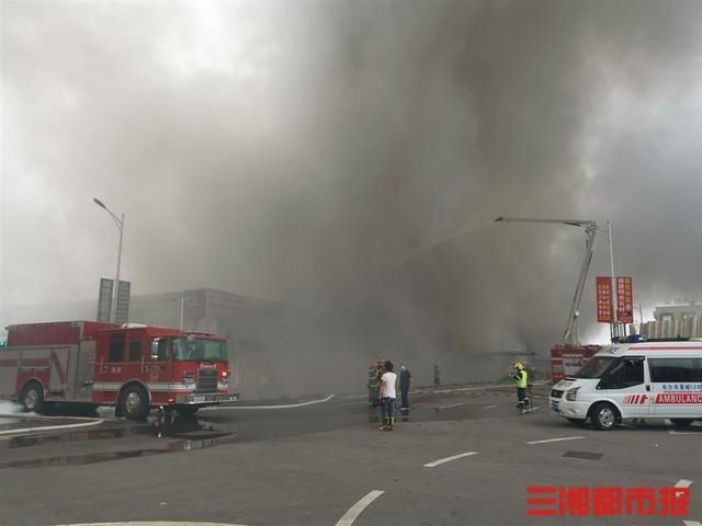  浓烟滚滚|长沙湾田国际机电仓库起火，现场浓烟滚滚