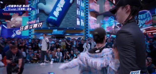 态度|王一博现场跳狂派舞, 张艺兴态度友善, 女舞者跪地尖叫