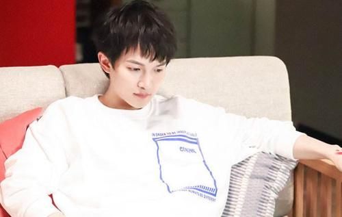  到底|周深到底有多高？和毛不易站一起后，他被“出卖”了！