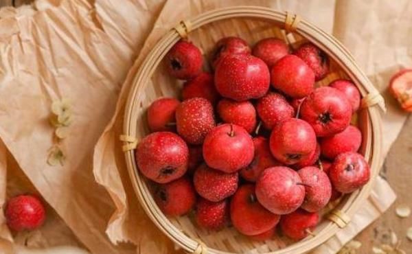  傻傻|山楂干泡水喝好处多多，但有两个禁忌要了解，别傻傻不知知道！