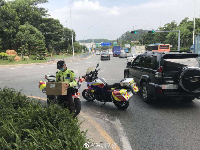 小哥|快递小哥将快递遗漏在路边，铁骑迅速反应将快递归还