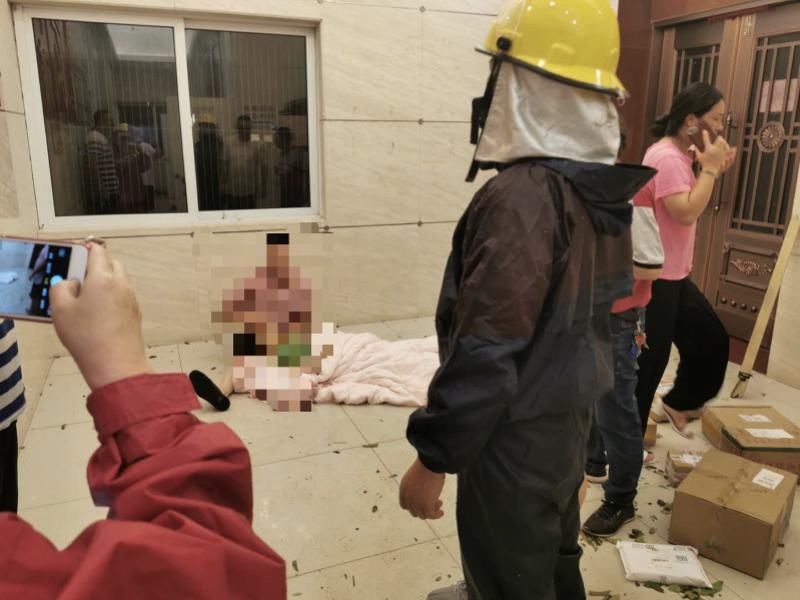  湾国际小区|痛心！台风天，女子连窗带人从11楼被吹落...…恶劣天气，如何防御？
