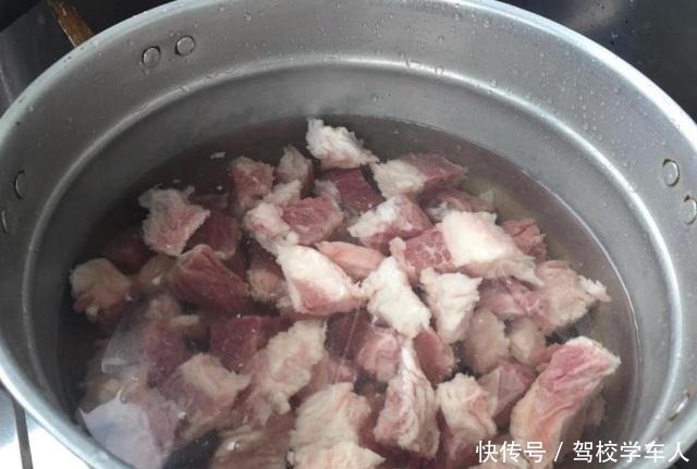 血腥味|肉类只要是焯水,一定要学会技巧,肉腥味才能祛除的干干净净