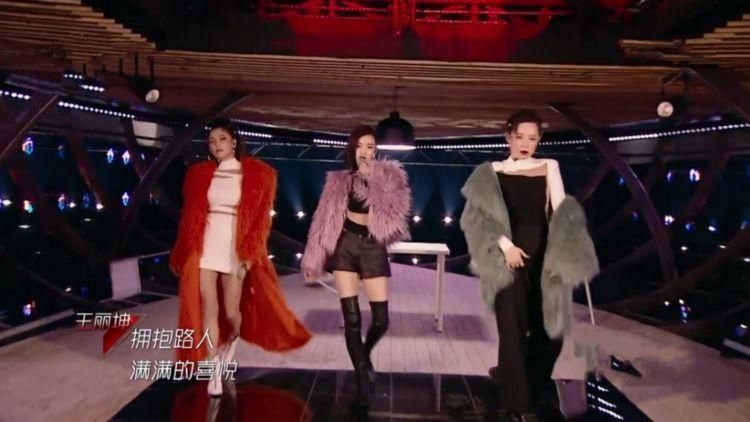  姐姐|《浪姐》二次公演细节耐人寻味：黄圣依抢不上话，阿朵会被淘汰？