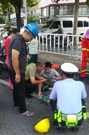  右脚|男孩脚卷车轮 城管路人接力施救