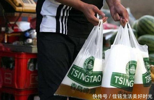 喝啤酒|中国最爱喝啤酒的城市,用袋子装酒走着喝,把啤酒当饮料喝