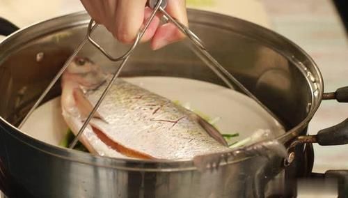 看似|清蒸武昌鱼，看似简单技巧很多，掌握这些要点，鱼肉鲜美嫩滑解馋