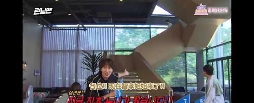  上衣|宋智孝在镜头前撩起上衣戴麦克风 露出肚子上的肉肉被弟弟们议论