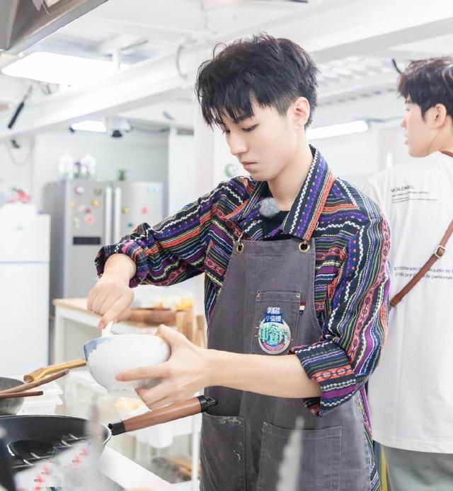  合体|王俊凯回归《中餐厅》，将与杨超越合体录节目，被踩鞋子反应可爱