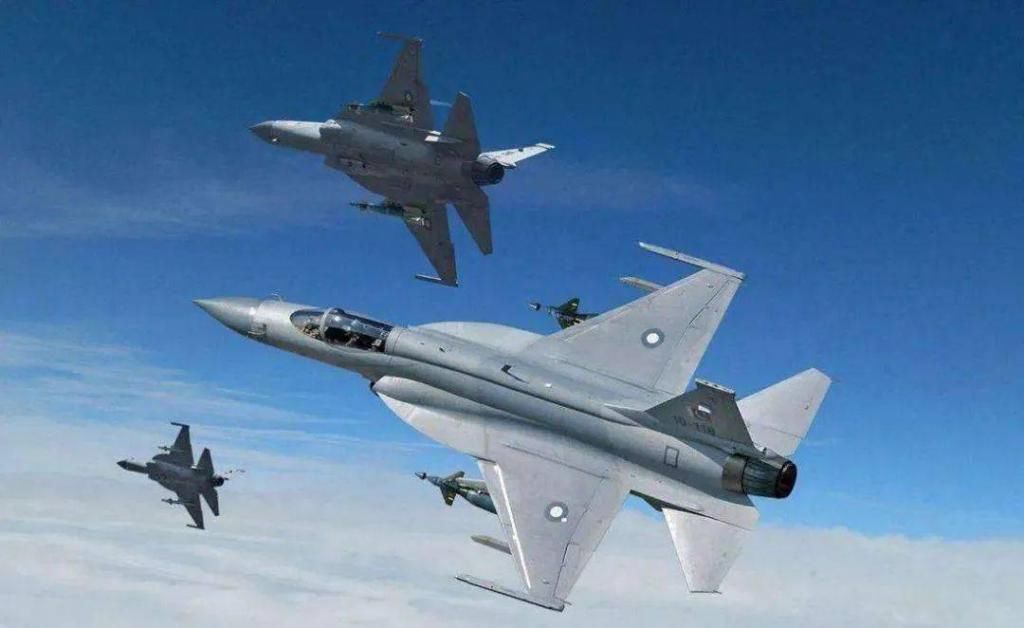  小心|美卫星发现边境异常，白宫提醒印度小心：大批坦克分三路直扑过来