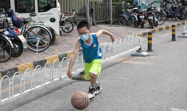  角度|最怕孩子马路上乱跑，公交车盲区实验，让你用司机角度看看多危险