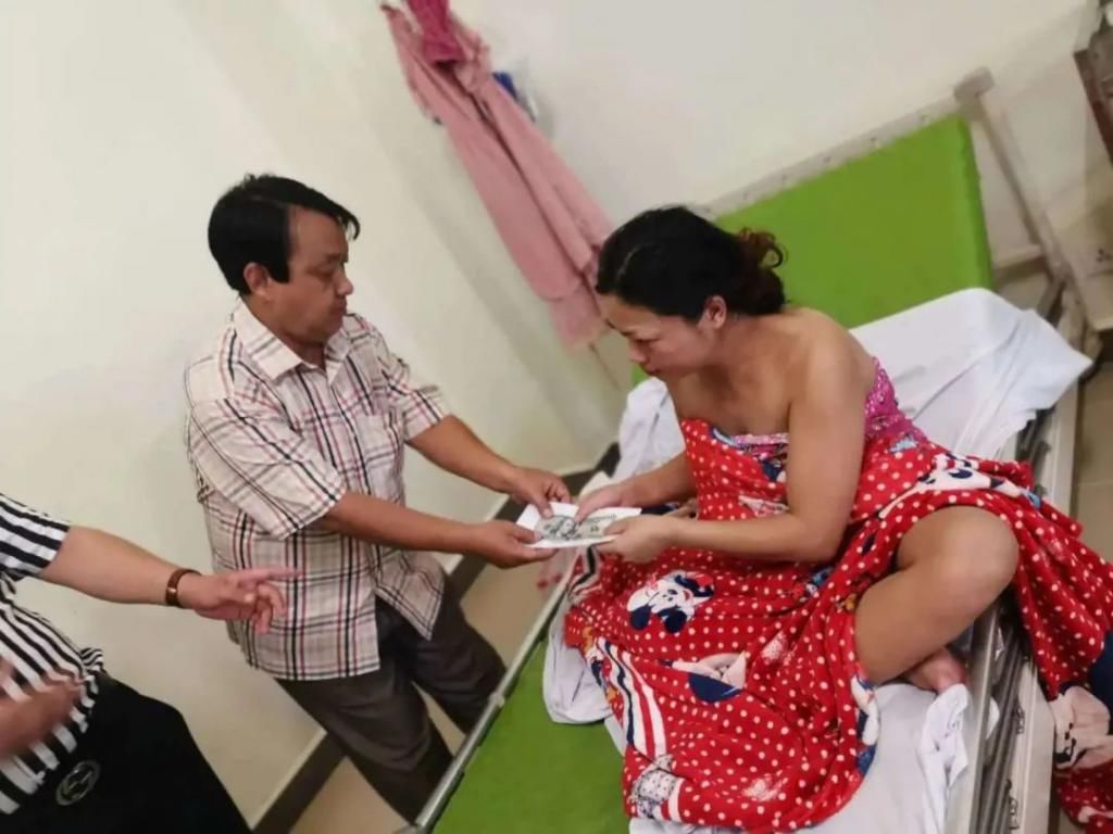 援手|外籍男子沦落街头，柬女子伸援手助其回国