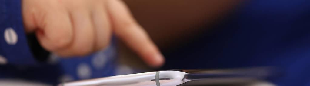 摆脱|孩子玩手机易上瘾！5招防止孩子手机依赖，3步助其摆脱手机控制