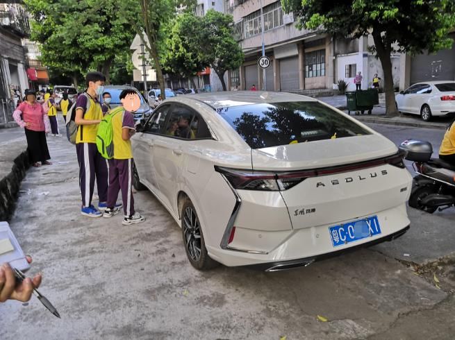 学校|举报得好!井岸这学校外路段违停严重,大批司机被处罚!