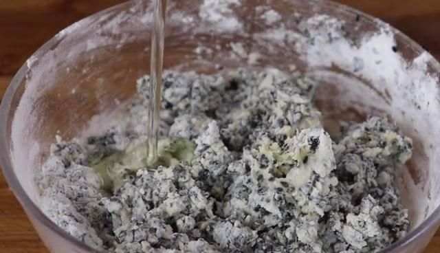  打入|黑芝麻打入2个鸡蛋，简单一做，孩子三天两头点名吃，百吃不厌