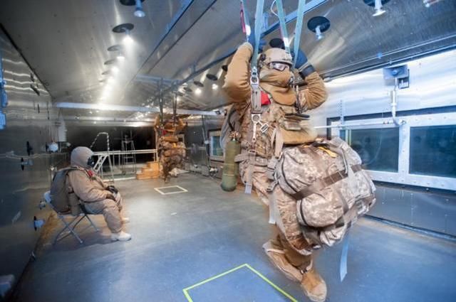 防空|人型战斗机!俄空降兵跳伞,腹部竟挂着防空导弹,空中能开火吗?