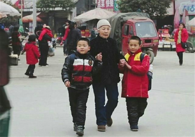 获赞|姐弟俩因“地铁坐姿”获赞无数,最好的富养,是孩子有教养