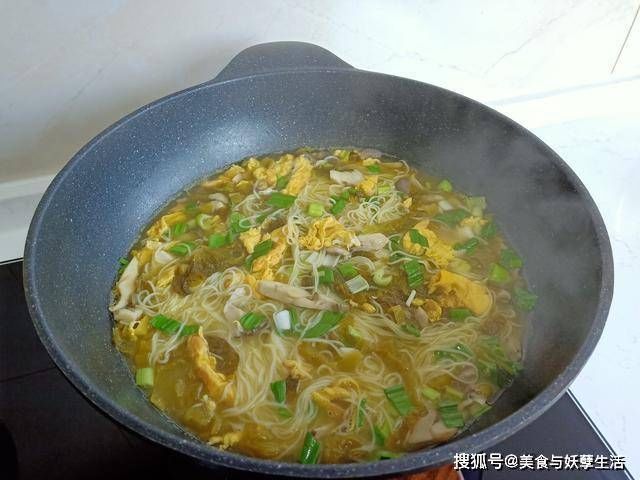 男女|老婆生活太讲究!周日早餐做7样,男女还分2桌,网友:精致女人