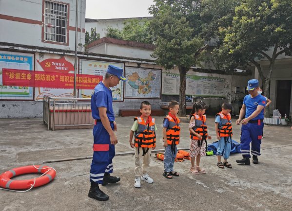 赣州市沙河华林小学开展防溺水知识宣讲和模拟演练