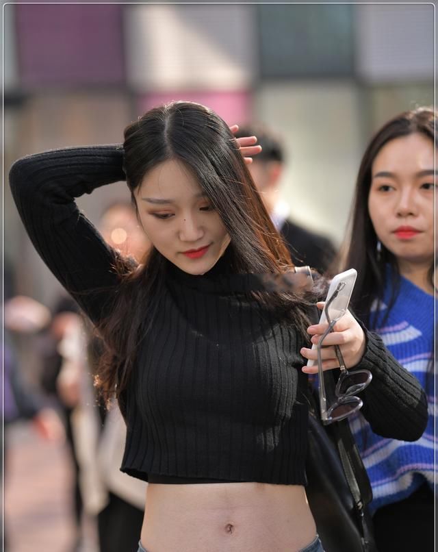 外露|黑色高领针织衫搭配牛仔长靴，霸气外露，御姐气质十足