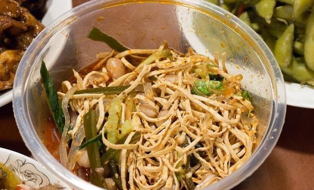 吃饭|周末亲戚来家里吃饭,弟媳下厨做了11道菜,大伙吃了一锅米饭