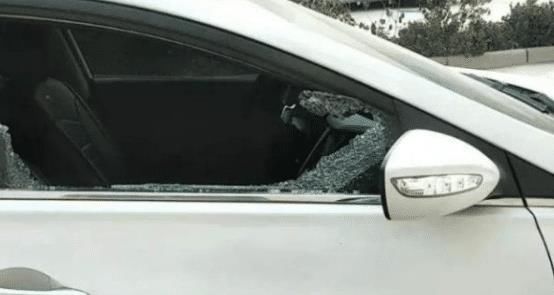  母亲|1岁男童被锁车内，母亲不肯砸窗救人称再等等，民警翻白眼强行砸了