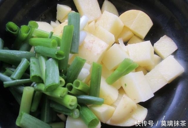 米饭|排骨别再炖了!这样做1锅排骨软烂米饭喷香,上桌吃精光,太香了