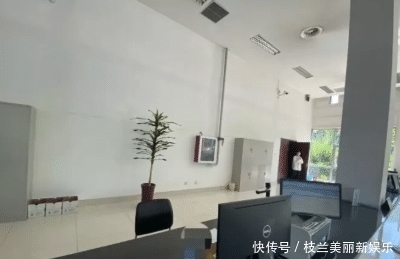 分罚|一女子开车时伸手挠痒痒被拍,扣了2分罚50元,你怎么认为呢?