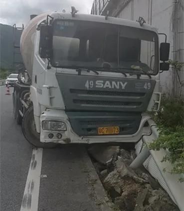 机智|珠海男子上班遭遇生死时刻,两台“巨无霸”失控朝他猛冲!关键时刻机智“神操作”!