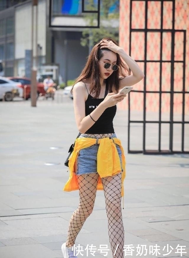 巧用|阿姨也跟得上潮流，巧用牛仔配“渔网”，眼光毒辣且魅力十足！