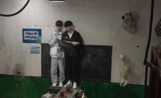  满屋|邓伦胆子有多小？紧抱吴磊不撒手，被鸡撵得满屋跑