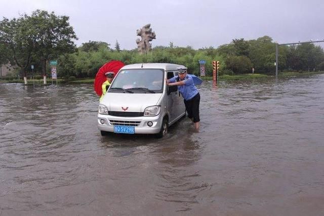 浇警|早高峰遭遇强降雨，交警秒变“浇警”