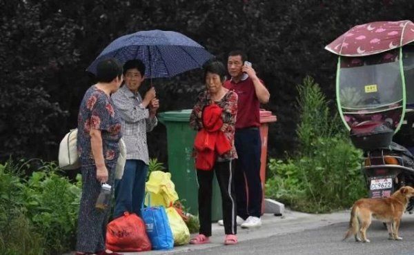 联合村|实拍巢湖沿岸居民大转移：村民敲锣提醒，百岁老人乘公交车转移