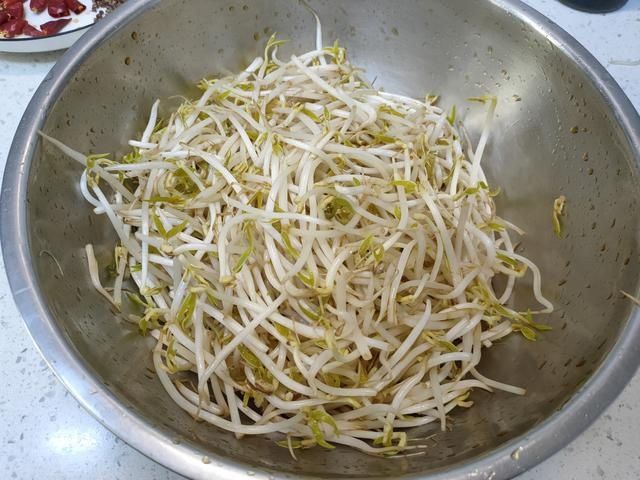 绿豆芽|炒豆芽最忌直接下锅,大厨教您一妙招,豆芽不出水、脆爽又入味