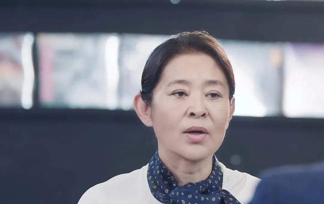 告别|曾是央视“最美”主持人挤掉倪萍,斗过董卿却突然告别央视