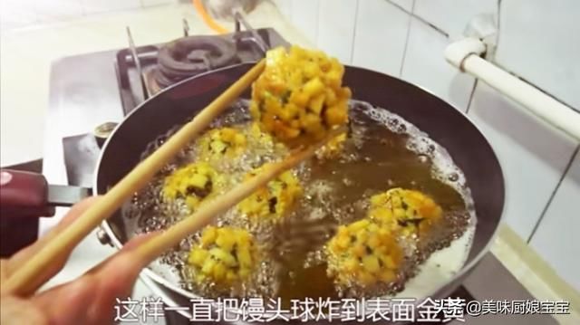 碗中备用|“黄金馒头”的做法分享,注意这一步,切馒头的时候馒头不会掉渣