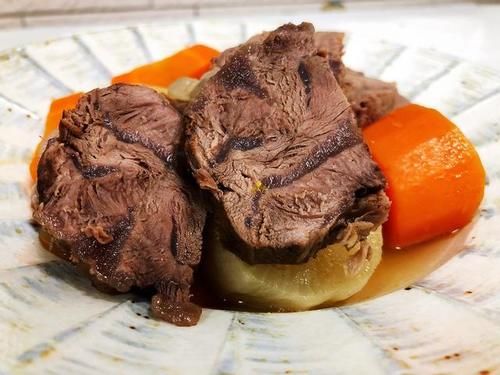  切了才炖|炖牛腱子肉用对料才入味，肉质紧嫩不干不柴，老人30多年的经验
