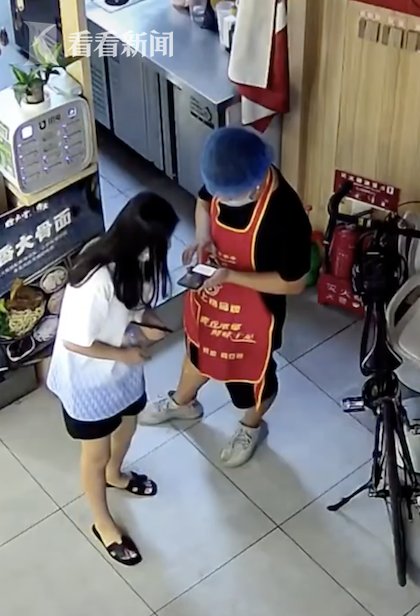 店员|手机没电店员代扫充电宝 借走后她却再没回来...
