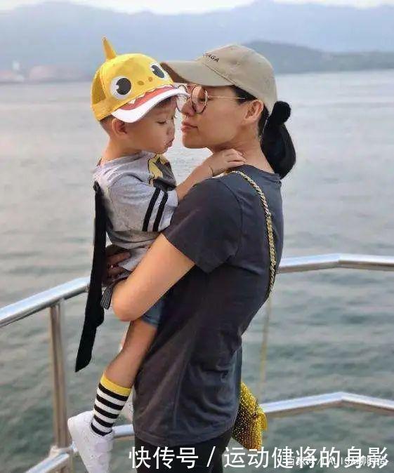 特别的开心|胡杏儿素颜吃自助餐,穿健身裤大腿还粗,生了娃成了老阿姨!