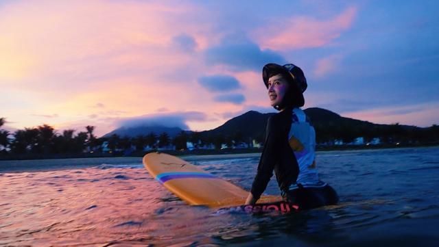 假小子|45岁金巧巧为女儿庆生,“假小子”女儿腿长如巧姐,基因真香了