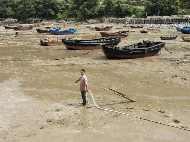 路上|“黑格比”加强为台风级，预计今晚正面登陆浙江，部分列车停运、狂风暴雨在路上