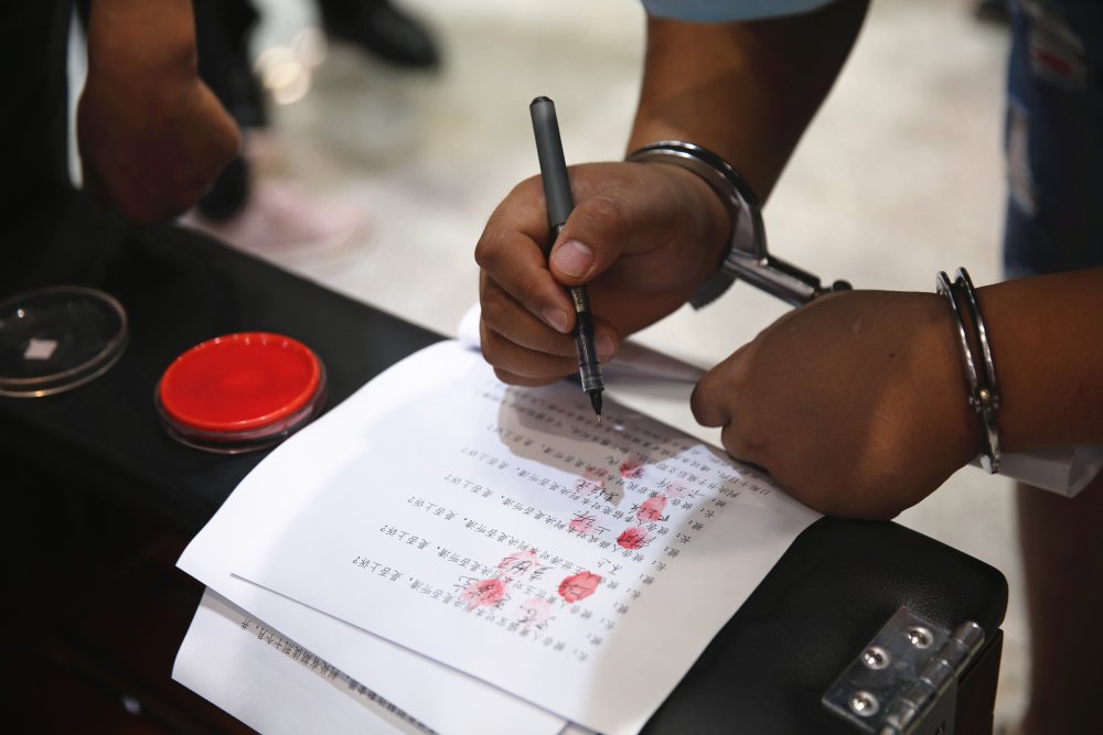 蚂蚁|山东首例“套路搬”案件一审宣判“蚂蚁搬家”专门来法院送锦旗