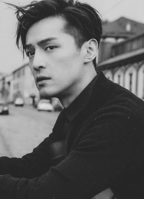  胡歌|胡歌在外吃饭被偶遇，关掉美颜滤镜只看生图，38岁的他还是你男神吗？