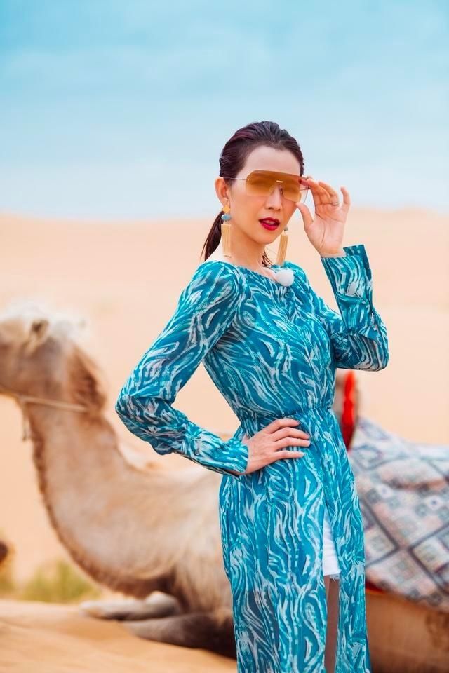  吉娜|妻子团沙漠上骑骆驼，蔡少芬风姿绰约，吉娜穿碎花裙少女感满满