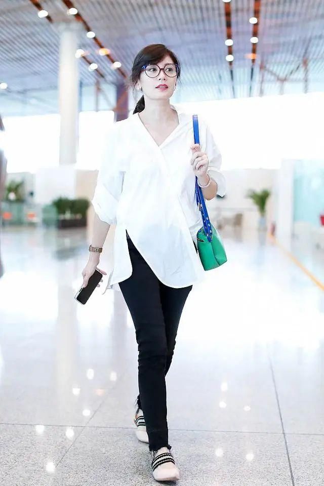  配色|刘德华称她为“美女”，如今45岁气质尚佳，穿衬衫配阔腿裤太显胖