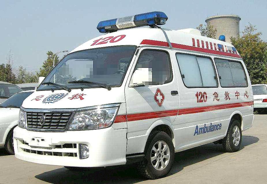 撞翻|救护车闯红灯被撞翻,交警判罚获网友点赞,救护车负全责