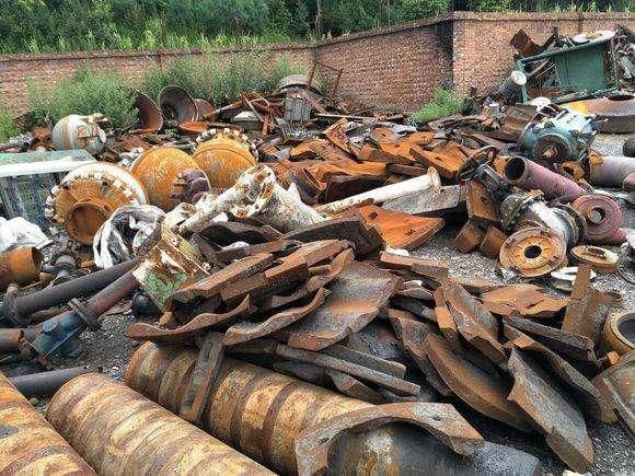  乔保峰|他6岁丧父外出打工，靠拾荒成百万富翁，最后却因偷电被捕入狱